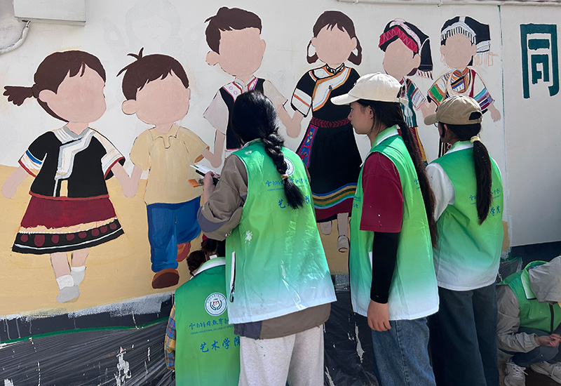 2025年暑假，无声墙绘志愿服务队在昆明禄劝开展活动。星空游戏app推荐免费供图