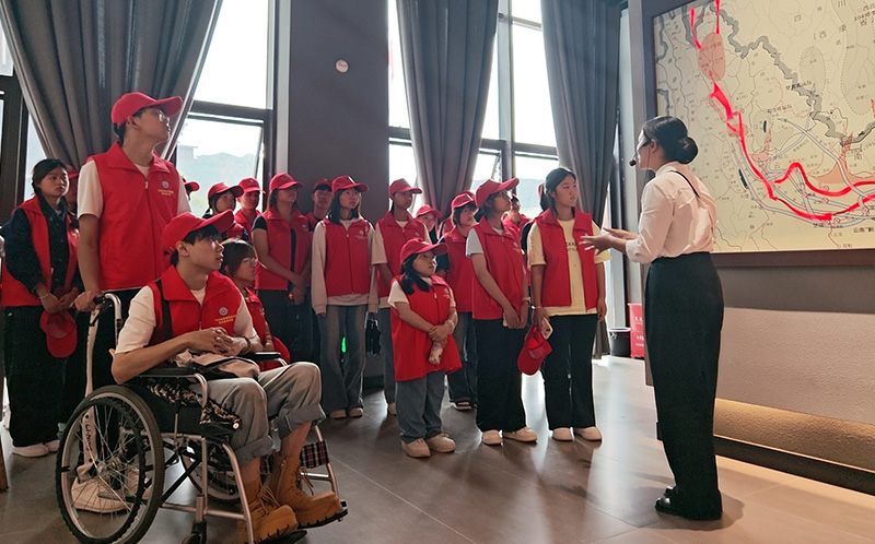 【1】数字经济学院的学生到楚雄姚安参加“三下乡”活动。星空游戏app推荐免费供图