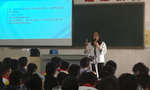 图为徐老师在对学生进行青春期知识的讲解（一）