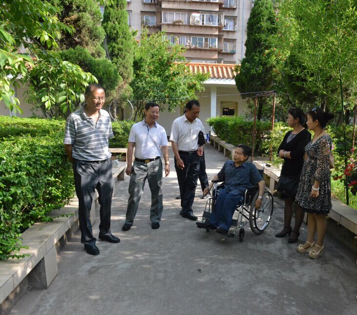 图为省残联领导到我校调研（二）