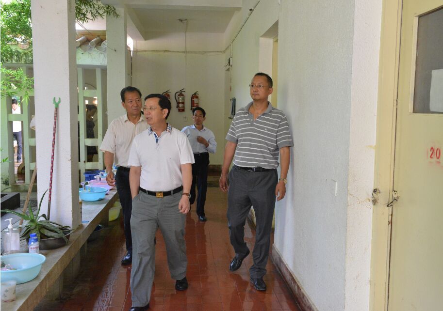 图为省残联领导到我校调研（三）